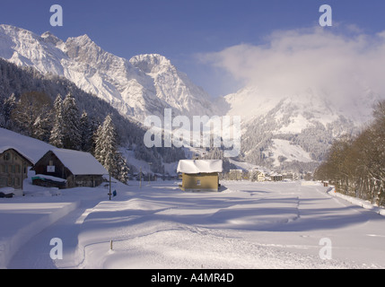 Maschine gemacht Weg durch tiefen Schnee mit Bergen im Hintergrund bei Engelberg in der Zentralschweiz Kanton Obwalden Stockfoto