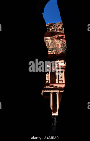 Das Finanzministerium in Petra auch bekannt als El Khazneh Nabatäer rock geschnitzten Fassade gesehen von Siq Petra Jordanien Naher Osten Stockfoto