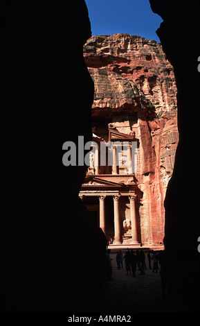 Das Finanzministerium in Petra auch bekannt als El Khazneh Nabatäer rock geschnitzten Fassade gesehen von Siq Petra Jordanien Naher Osten Stockfoto