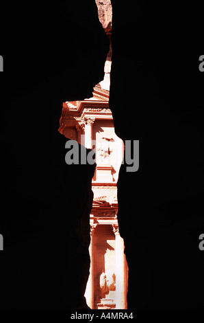 Das Finanzministerium in Petra auch bekannt als El Khazneh Nabatäer rock geschnitzten Fassade gesehen von Siq Petra Jordanien Naher Osten Stockfoto