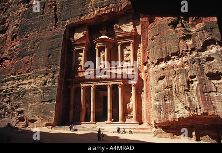 Touristen vor dem Treasury bei Petra auch bekannt als El Khazneh Nabatäer geschnitzte Fassade Petra Jordanien Naher Osten Stockfoto