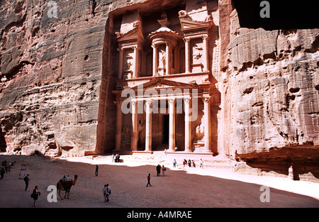 Touristen vor dem Treasury bei Petra auch bekannt als El Khazneh Nabatäer geschnitzte Fassade Petra Jordanien Naher Osten Stockfoto