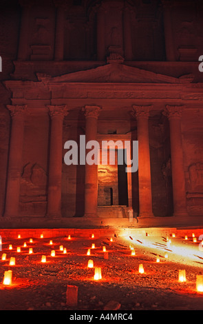 Petra bei Kerzenlicht eine verführerische Art und Weise erleben Sie Petra s Magic The Treasury auch bekannt als El Khazneh Nabatäer Petra Jordan Stockfoto