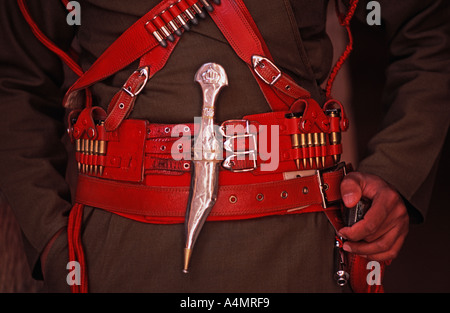 Nahaufnahme der Gürtel Messer und Munition, getragen von einem jordanischen Polizisten bewachen den Eingang an den Fiskus Petra Jordan Stockfoto