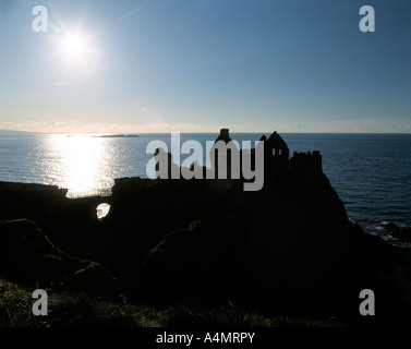 großen historischen Burgruine auf Klippe auf irischen Irlands Nord-Westküste Stockfoto