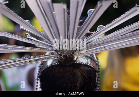 London, UK. Kostümierte Tänzer bei der Notting Hill Carnival, Nahaufnahme von Kopfbedeckungen, Rückansicht Stockfoto