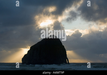 Haystack Rock und Bogen am Sonnenuntergang, Küste von Cape Kiwanda, Oregon, Oregon, USA Stockfoto
