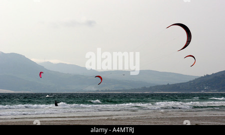 In Tarifa bieten die starken Winde entlang der Atlantikküste perfekte Bedingungen für eines der beliebtesten Websites für Kite-Surfen. Stockfoto