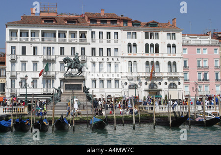 Venedig Italien Statue von König Vittorio Emanuele entlang der Uferpromenade Riva Degli Schiavoni Stockfoto