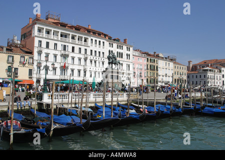 Venedig Italien Blick entlang der Riva Degli Schiavoni mit Gondel und Statue von König Vittorio Emanuele Stockfoto