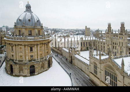 Eine Winter-Skyline in Oxford als Schnee deckt die Radcliffe Camera und Allerseelen in Oxford, die Universitätsstadt in UK Stockfoto