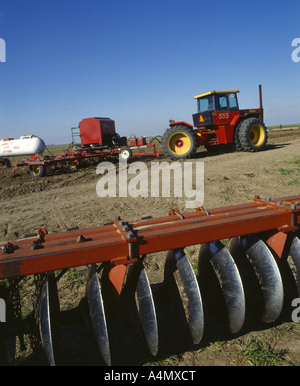 ANWENDUNG TROCKEN DÜNGER UND WASSERFREIES AMMONIAK ZUSAMMEN, AM BODEN VOR DER PFLANZUNG MAIS / KANSAS Stockfoto