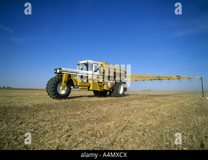 AUSBREITENDE DÜNGER AUF BEAN STOPPELN MIT TERRA-GATOR 1903 MIT GLOBAL POSITIONING SATELLITE CONTROL VRT / ILLINOIS Stockfoto