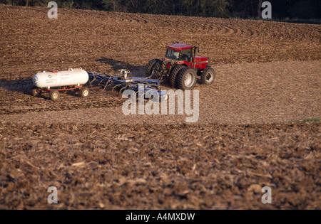 ANWENDUNG VON STICKSTOFF-DÜNGER AUF SOJA BODEN DREHEN, MAIS NÄCHSTE SAISON; WASSERFREIES AMMONIAK ANWENDUNG / IOWA Stockfoto