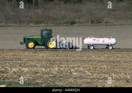 JOHN DEER 8410 TRAKTOR BOURGAULT SPRAYER/CASE 5140 RETECTANCE SENSOR DÜNGER, SOJA STOPPELN ZU MAIS GEPFLANZT WERDEN / IOWA Stockfoto