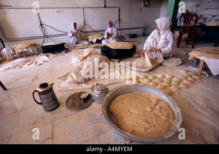 Frauen, die Herstellung von Brot in eine traditionelle Bäckerei, Iran Stockfoto