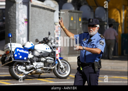 spanische Policia lokale Polizisten im Dienst der Verkehr mit Fahrrad geparkt an der Seite von der Straße zu Handzeichen Stockfoto