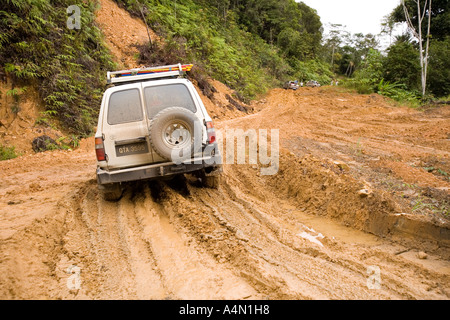 Malaysia Borneo Sarawak Belaga 4WD Fahrzeug stecken in schlammigen Protokollierung Spur Stockfoto