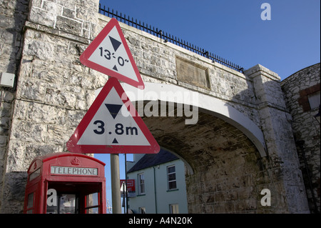 rote dreieckige Höhe Warnzeichen vor weißem Kalkstein Brücke und rotes Telefon box in Carnlough County antrim Stockfoto