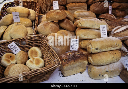 London, UK. Frische Bio-Brot zum Verkauf an eine Bäckerei-Stall im Borough Market Stockfoto