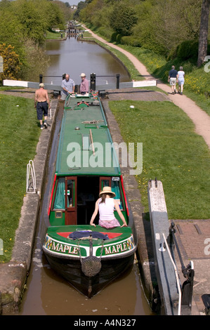 Schmale Boot Verhandlungen über den Flug des Lochs im Audlem Shropshire Union Canal Stockfoto