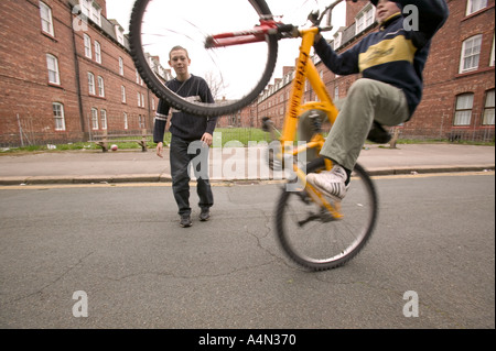 Kind zieht Wheelie auf Fahrrad Stockfoto