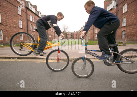 Kinder ziehen Wheelies auf Fahrrädern auf Barrow Island Stockfoto