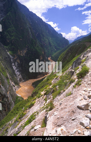 China Yunnan Jinsha-Fluss schlängelt sich durch Tigersprung-Schlucht des Jangtse-Flusses wird Stockfoto