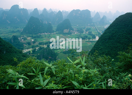 China-Guangxi Yangshou Karst-Landschaft und Jingbao River von Moon Hill Stockfoto