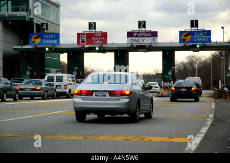 Autos ziehen in eine Mautstelle auf Autobahn mautpflichtig parkway Stockfoto