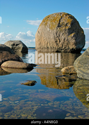 erratischen Blöcken Steinen große Granit an der Küste des nördlichen Nordpunkt der Insel Olands Norra Udden Stockfoto