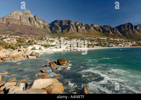 Ansicht von Glen Beach Camps Bay Beach und den zwölf Aposteln auf Kapstadts Atlantikküste. Stockfoto