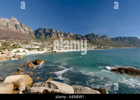 Ansicht von Glen Beach, Strand von Camps Bay und die zwölf Apostel auf Kapstadts Atlantikküste. Stockfoto