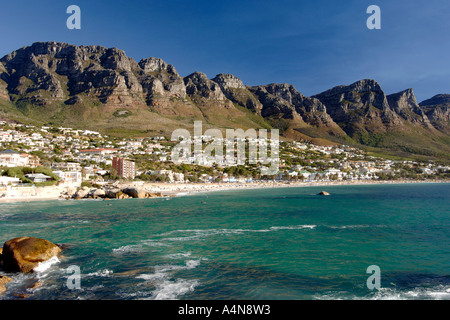 Ansicht von Glen Beach, Strand von Camps Bay und die zwölf Apostel Berge auf Kapstadts Atlantikküste. Stockfoto