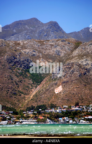 Die Berge und den Strand von Gordons Bay in der Nähe von Kapstadt. Stockfoto