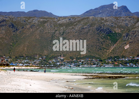 Die Berge und den Strand von Gordons Bay in der Nähe von Kapstadt. Stockfoto