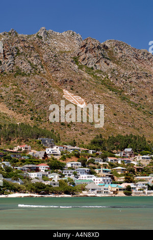 Die Berge und den Strand von Gordons Bay in der Nähe von Kapstadt. Stockfoto