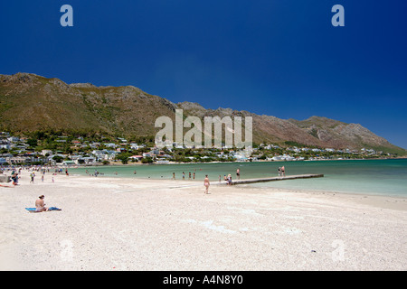 Die Berge und den Strand von Gordons Bay in der Nähe von Kapstadt. Stockfoto