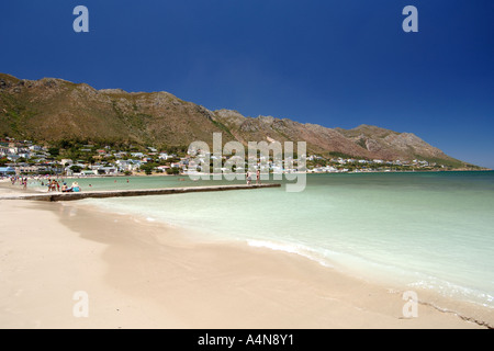 Die Berge und den Strand von Gordons Bay in der Nähe von Kapstadt. Stockfoto