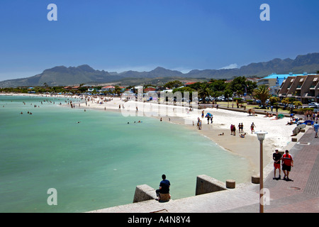 Die Berge und den Strand von Gordons Bay in der Nähe von Kapstadt. Stockfoto