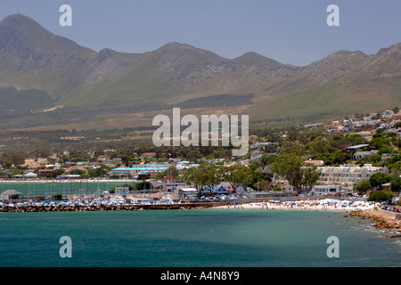 Berge, Strand und Hafen von Gordons Bay in der Nähe von Kapstadt. Stockfoto