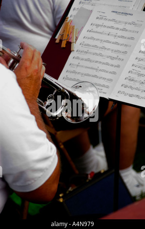 Musiker spielen Silber Trompete in der Band mit Noten auf Stand kein Gesicht sichtbar Stockfoto
