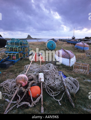 Umgedrehten Boote und Ausrüstung für die Fischerei auf Holy Island Northumberland Stockfoto