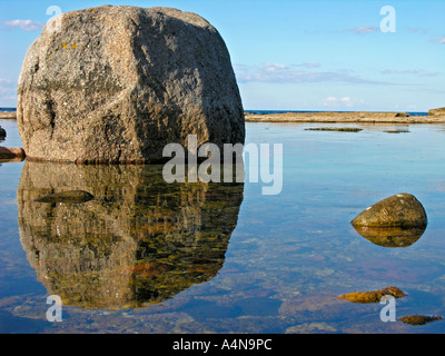 erratischen Blöcken Steinen große Granit an der Küste des nördlichen Nordpunkt der Insel Olands Norra Udden Öland Schweden Stockfoto