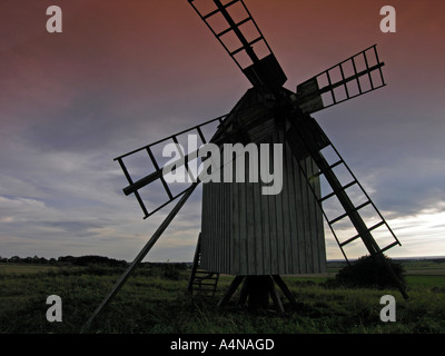 Windmühle im Abendlicht aus der Reihe der Windmühlen in Lerkaka Insel Öland Schweden Öland Stockfoto