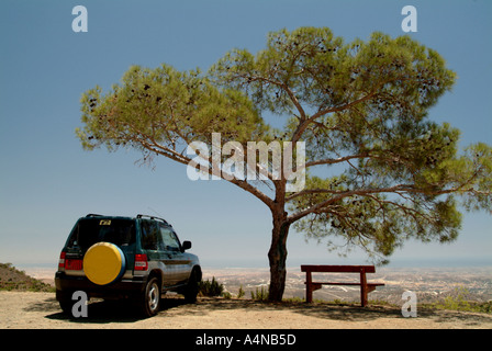 Mieten Sie Auto Jeep zum Aussichtspunkt im Troodos-Gebirge von der Mittelmeer-Insel Zypern Stockfoto