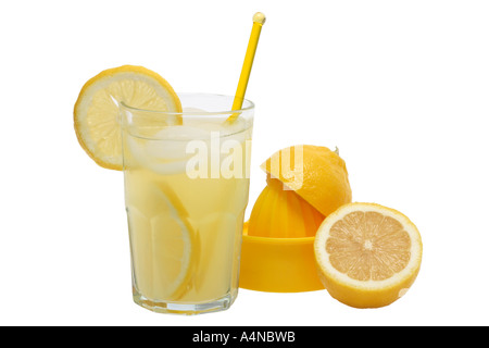 Zitrone-Entsafter, frischen Zitronen und Glas Limonade. Stockfoto