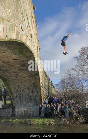 Der Neujahrstag Brücke springen in Fluss Dove von Okeover Brücke, Mappleton, in der Nähe von Ashbourne, Peak District, Derbyshire, England Stockfoto