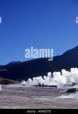 Touristen an El Tatio Geysire, in der Nähe von San Pedro de Atacama, Chile Stockfoto