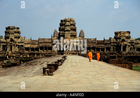 Safran gekleideten Mönche betreten Tempel Angkor Wat in Kambodscha Stockfoto